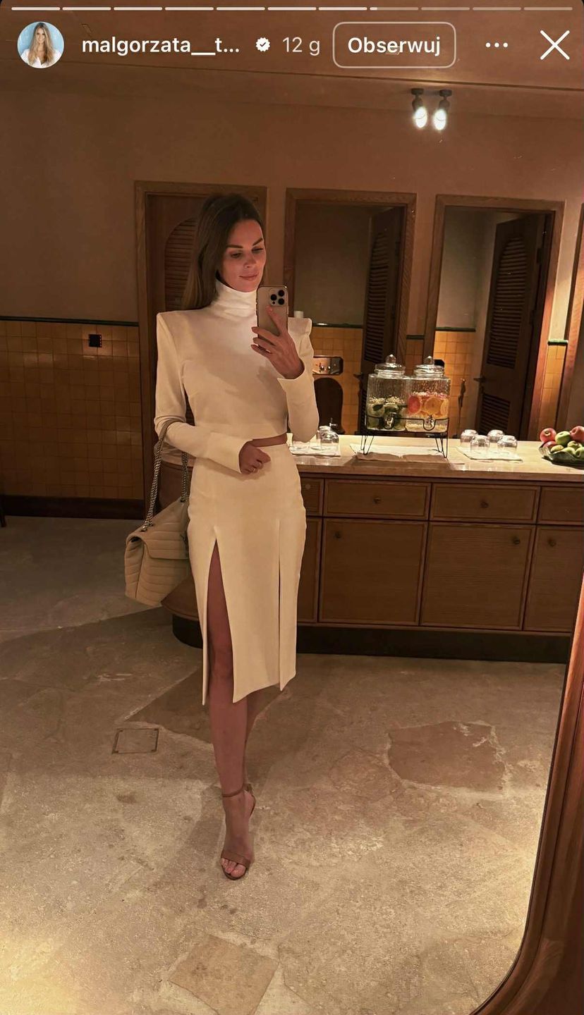 Małgorzata Tomaszewska pozuje w eleganckim komplecie