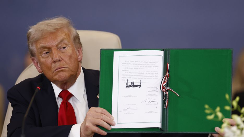 US President Donald Trump shows a signed document at the Gaza Peace Summit in Sharm El-Sheikh, Egypt, 13 October 2025. US President Donald Trump alongside Egypt's President Abdel Fattah al-Sisi with leaders from more than 20 countries attend the summit in Sharm El-Sheikh. The first phase of Gaza peace plan between Israel and Hamas involves the release of Israeli hostages and Palestinian prisoners, the partial withdrawal of Israeli forces, and the delivery of humanitarian aid to Gaza. EPA/YOAN VALAT / POOL Dostawca: PAP/EPA.