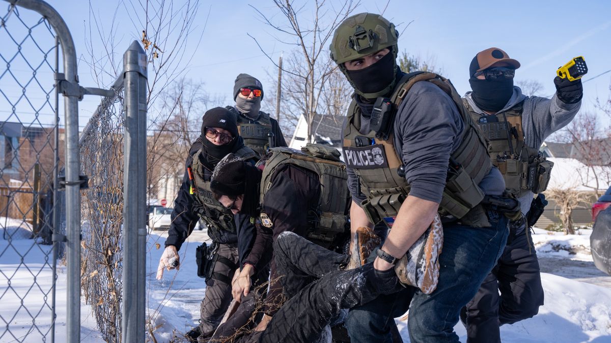 Agenci ICE podczas zatrzymania imigranta