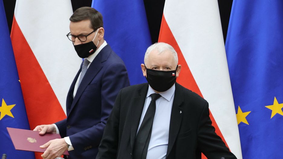 Spotkanie premiera z opozycj? w sprawie walki z pandemi?Fot. Piotr Molecki/East News, Warszawa, 25.01.2022. Premier Mateusz Morawiecki zaprosil szefow klubow i kol parlamentarnych oraz szefow najwiekszych partii na spotkanie w sprawie wdrazania dalszych rozwiazan prawnych i systemowych w celu walki z pandemia.
N/z: Mateusz Morawiecki, Jaroslaw KaczynskiPiotr Molecki