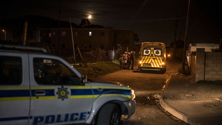 Patrol medyczny w Cape Town w RPA - AFP
A patrol car of the South African Police Service provides escort to an ambulance with the Southern Division paramedic at Mitchells Plain EMS base intervening during a night shift duty in the Philippi township, Cape Town, within the broader Cape Flats area, on April 15, 2025. Cape Town?s Emergency Medical Services (EMS) refuses to allow its medical crews to move without security cover when they operate in Red Zones.
The Cape Flats, low-lying townships outside Cape Town, are hotspots for murder and gang violence in a country already plagued by one of the highest crime rates in the world.
Ambulance crews are soft targets for criminals looking to steal phones, money or medical equipment, said Pastor Craven Engel who runs a gang violence prevention organisation called Ceasefire. (Photo by MARCO LONGARI / AFP)
MARCO LONGARI