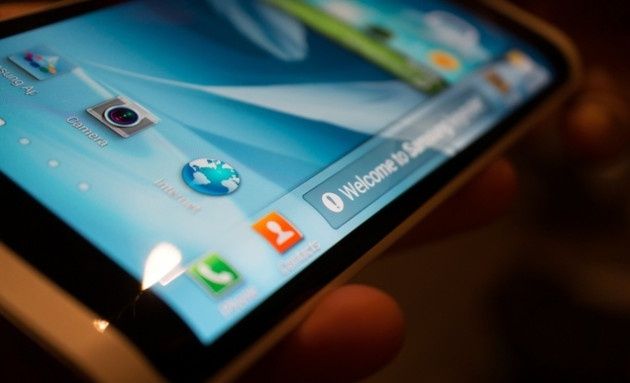 Samsung smartfon z zawiniętym ekranem