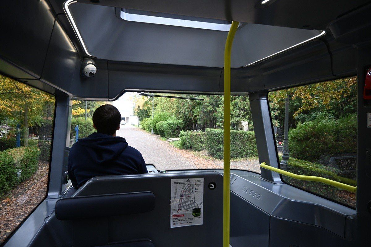 Operator minibusa siedzi na miejscu kierowcy, jednak kierownicy w busie nie zobaczycie. Zamiast tego jest dotykowy ekran i joystick
