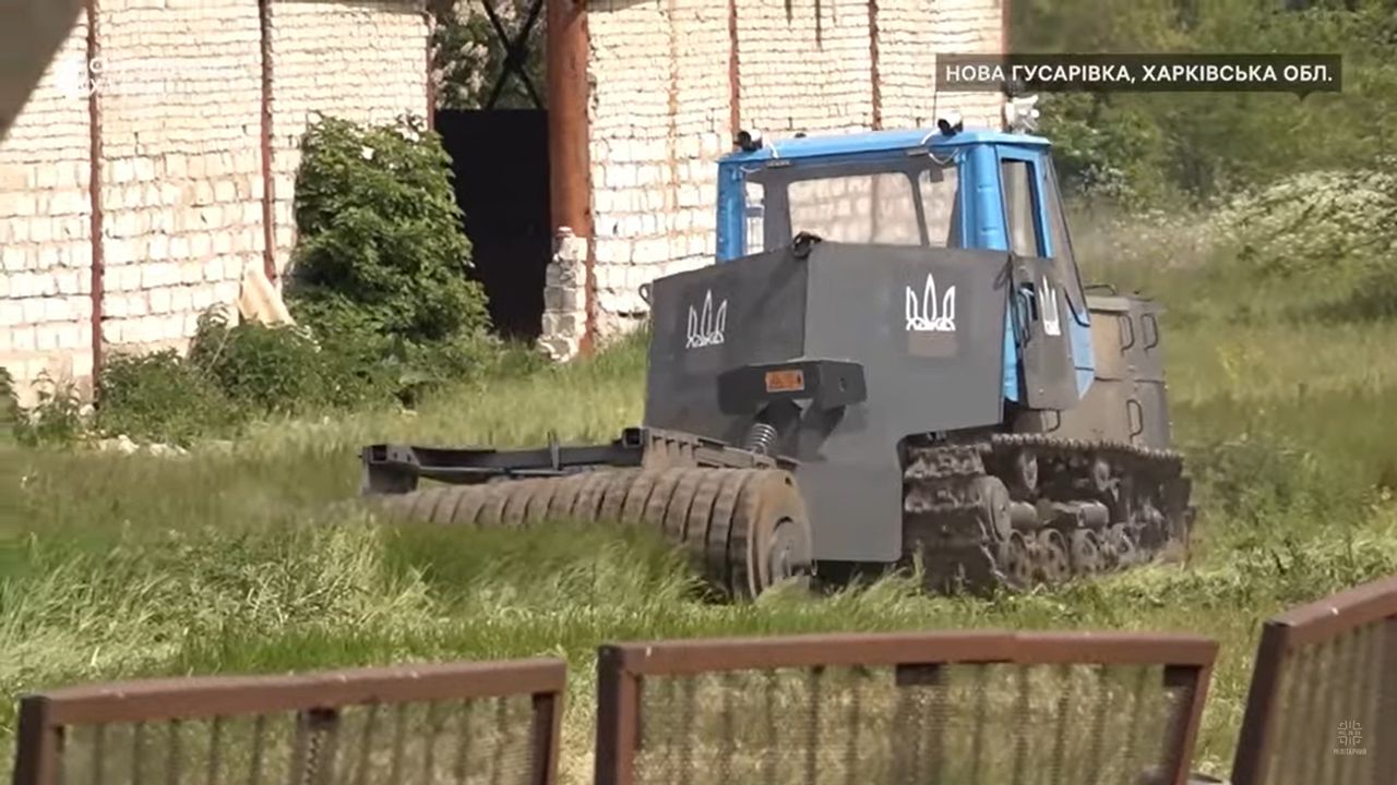 Takiego traktora jeszcze nie było. Ukraińcy dodali do niego części czołgu