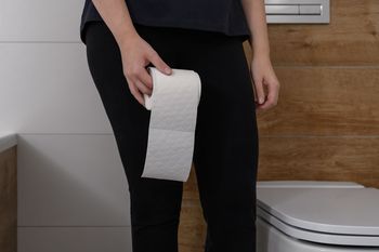 Ten nawyk szkodzi pęcherzowi. Wielu Polaków robi to codziennie