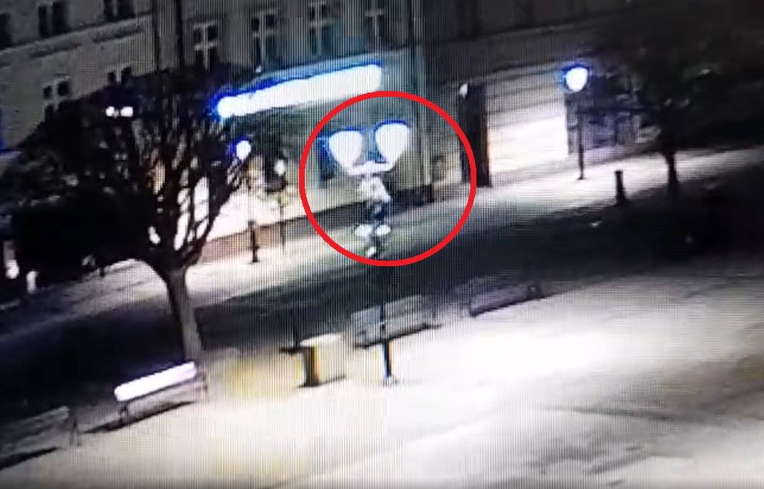 "Człowiek pająk" przyłapany. Nagranie z Kościerzyny
