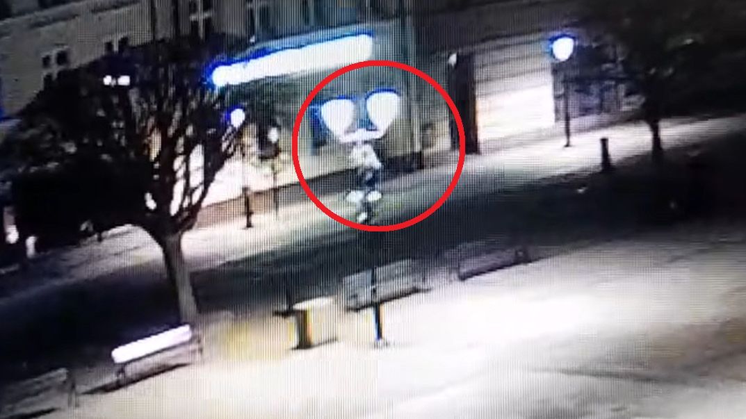 Mężczyzna zniszczył latarnię w Kościerzynie. Szuka go policja