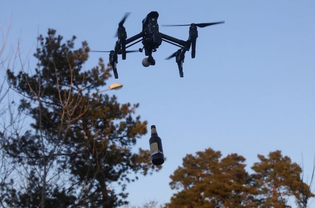 Dron skonstruowany przez WOT do zrzucania koktajlów Mołotowa.