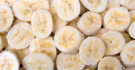 Większość wyrzuca. Błąd, to najzdrowsza cześć banana