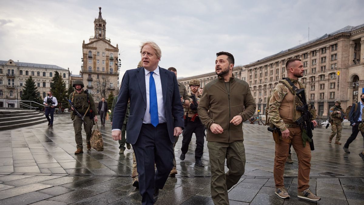 Brytyjski premier Boris Johnson podczas spotkania z prezydentem Ukrainy Wołodymyrem Zelenskim w Kijowie, 9 kwietnia 2022 roku 