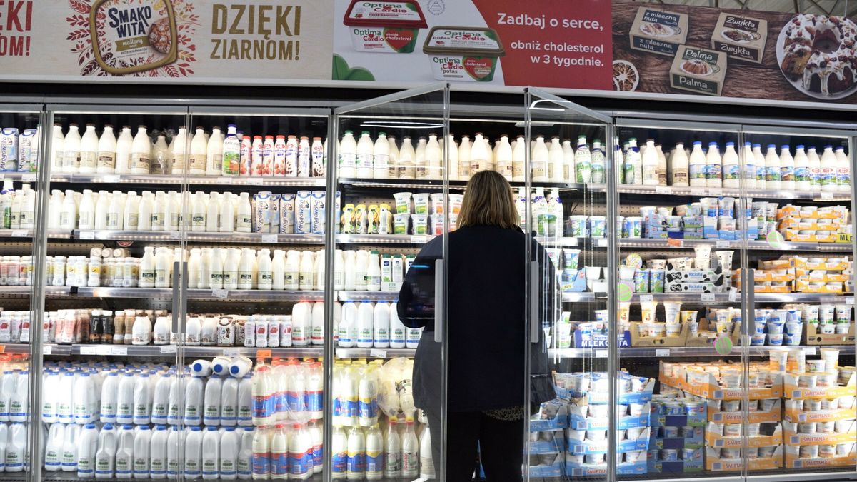 Stock Bart?omiej MagierowskiFot. Bartlomiej Magierowski/East News. Wroclaw 26.04.2023. Hipermarket E.Leclerc we Wroclawiu. N/z: klienci i chlodnie z produktami spozywczymi.Bartlomiej Magierowski