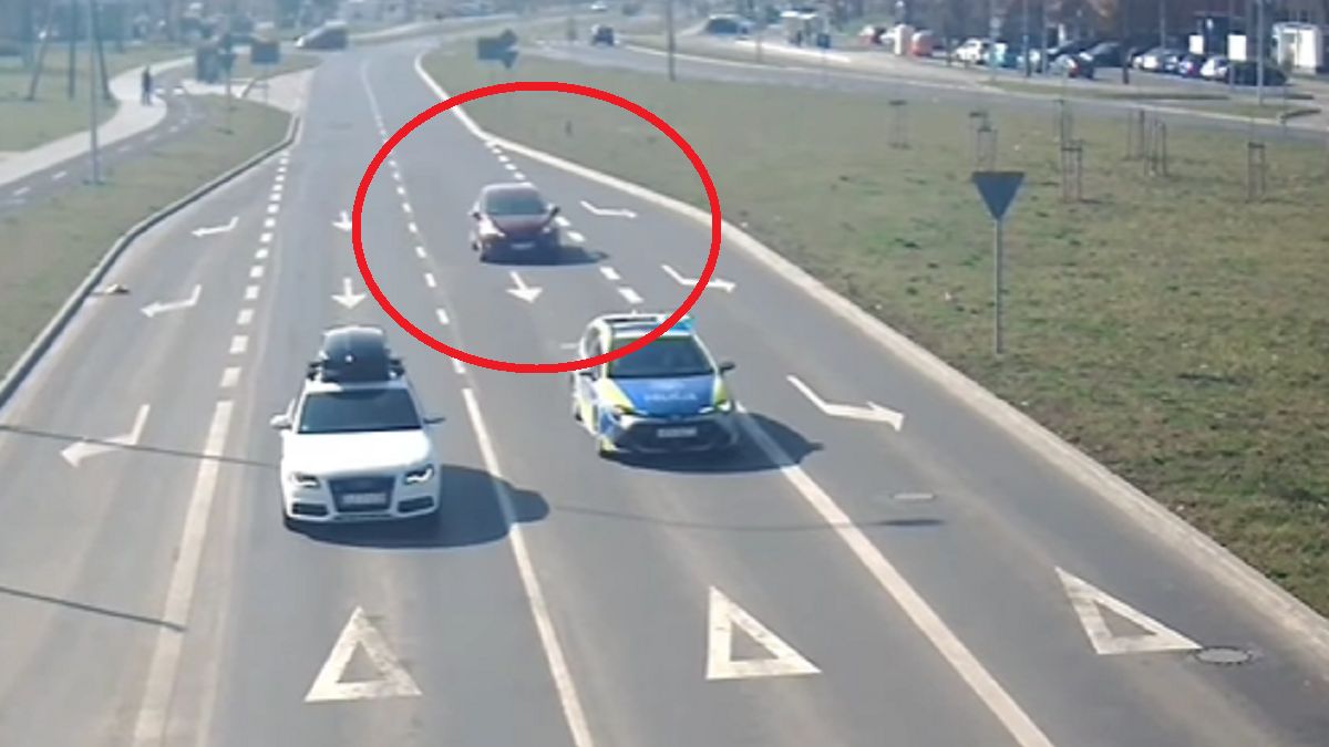 Policja eskortowała ciężarną kobietę.