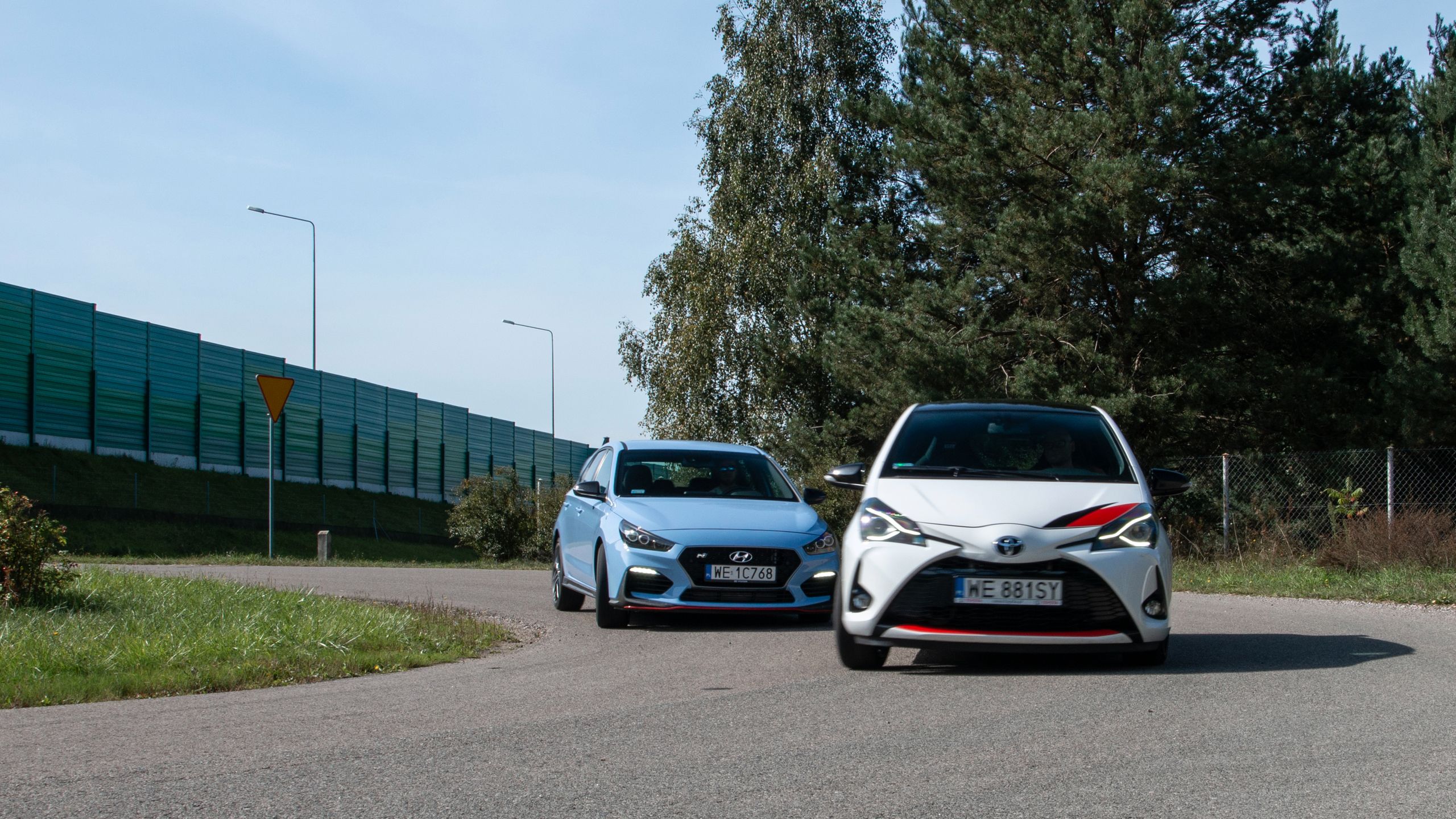 W ciasnych zakrętach i30 N i Yaris GRMN są zaciekle skuteczne, ale większe pole do manewru daje zelektronizowany hyundai.