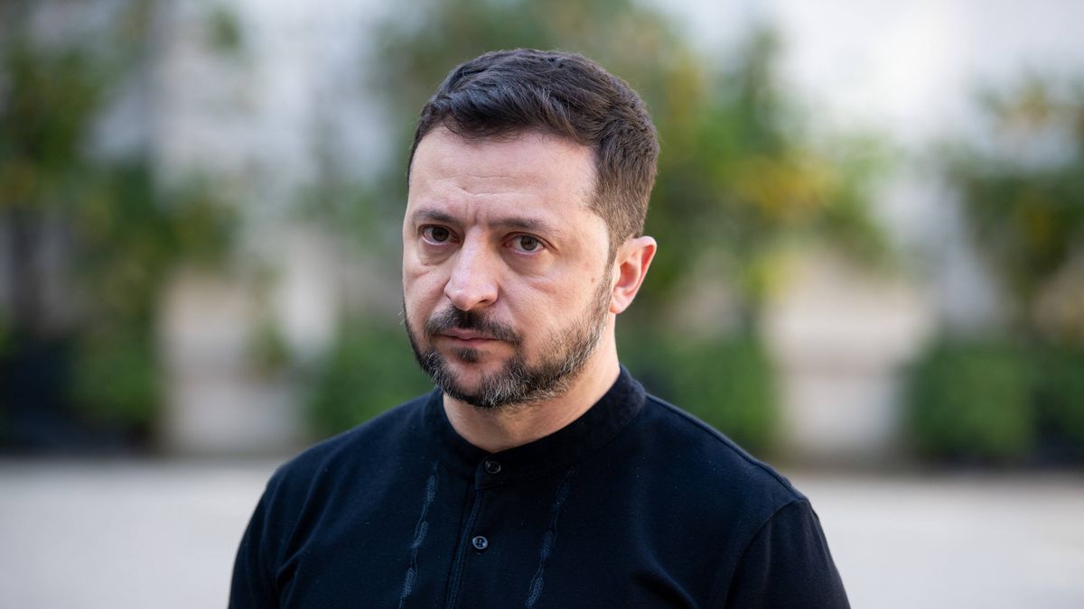 Ukrainian President Zelensky meets British PM Starmer following the Ukraine summit in Paris
epa11991884 Ukraine's President Volodymyr Zelensky looks on during his meeting with the British prime minister at the UK ambassador's residence following the Ukraine summit in Paris, France, 27 March 2025. The French president on 27 March hosts European leaders, including the Ukrainian president, for a summit aimed at boosting Ukrainian security ahead of any potential ceasefire with Russia.  EPA/Benjamin Girette / POOL 
Dostawca: PAP/EPA.
Benjamin Girette / POOL
truce, security, ukraine, Coalition of the Willing summit, summit