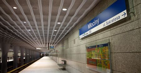 Warszawa. Bagaż w metrze. Pociągi kursują w pętli