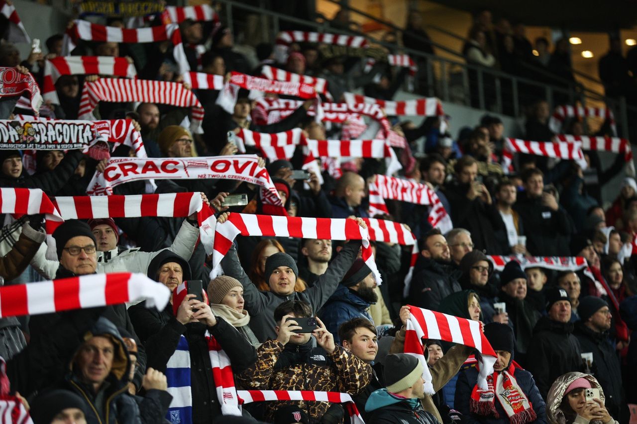 Z trybun. Kibice Cracovii na meczu z Rakowem Częstochowa. Celebrowali przyjaźń z Sandecją Nowy Sącz