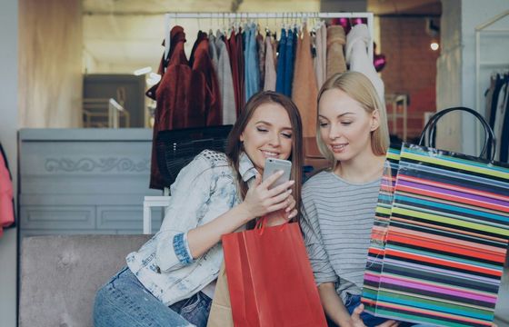 Bez telefonu ani rusz. Polacy kupują ze smartfonem w ręku