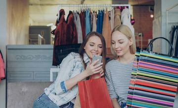 Bez telefonu ani rusz. Polacy kupują ze smartfonem w ręku