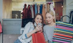 Bez telefonu ani rusz. Polacy kupują ze smartfonem w ręku