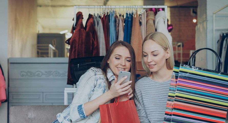 Bez telefonu ani rusz. Polacy kupują ze smartfonem w ręku