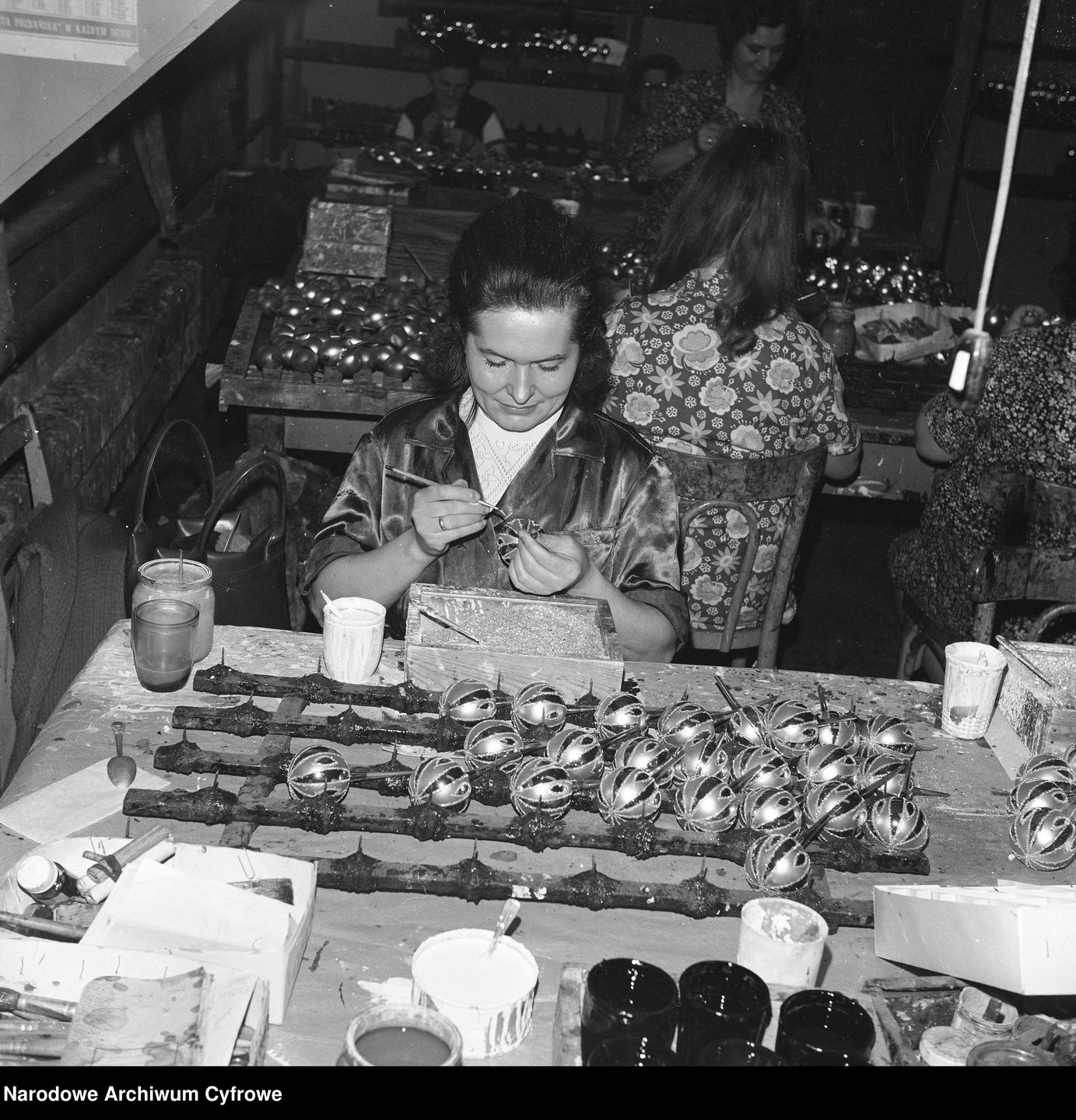 Kobieta maluje bombki