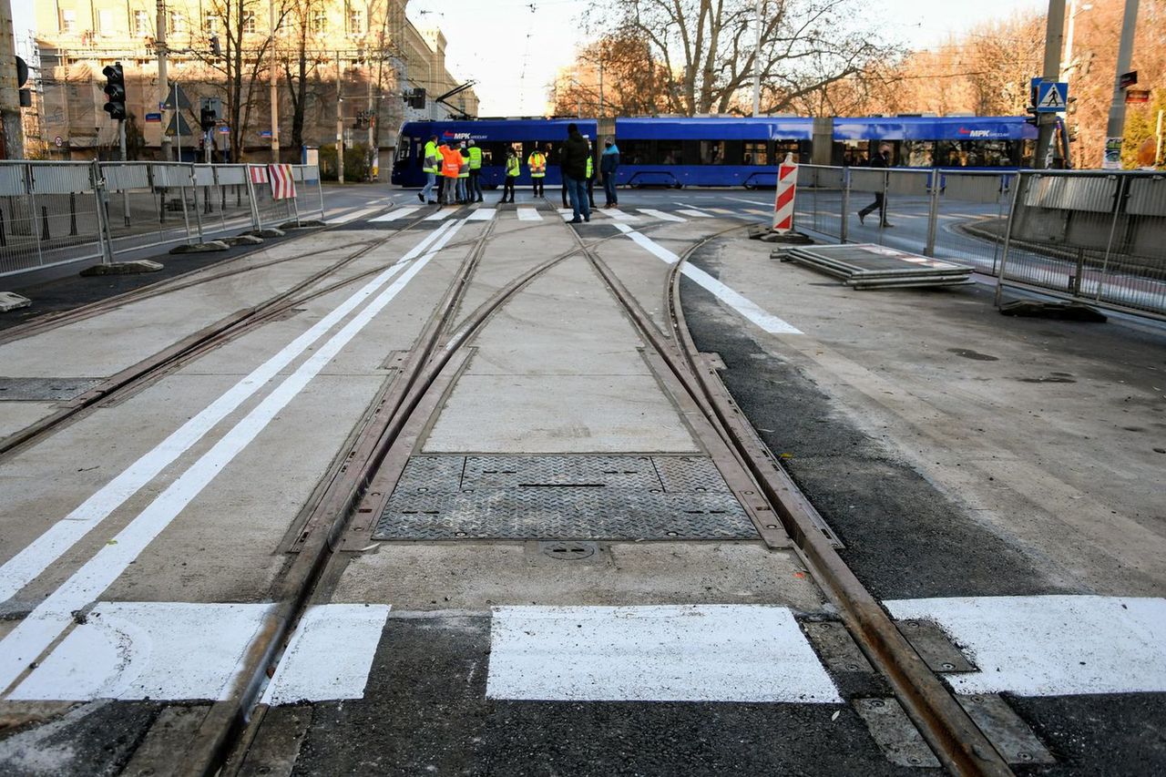 Wrocław. Remont torowiska na skrzyżowaniu ul. Powstańców Śląskich i ul. Kutnowskiej. Zmiany w rozkładach jazdy