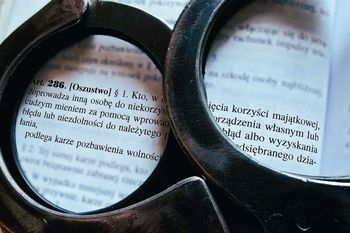 Ponad 3 tysiące zarzutów dla dyrektorki szkoły. Miała wyłudzić dotacje