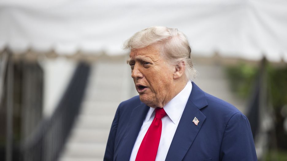 US President Donald Trump speaks to the media as he departs the White House for Alberta, Canada, where he will attend the G7 Summit, in Washington, DC, USA 15 June 2025. Trump answered questions about the on-going conflict between Israel and Iran. EPA/JIM LO SCALZO / POOL Dostawca: PAP/EPA.