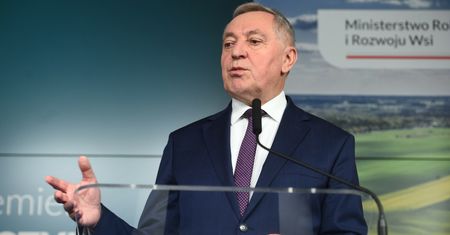 "Chętnie nabędziemy jakąś sieć spożywczą". Wicepremier o zakusach rządu. Chodzi o Żabkę?