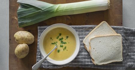 Wegańska zupa ziemniaczana z kilku składników. Tania, sycąca, a przy tym doskonale rozgrzewa