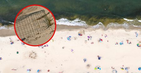 Druciane kosze na plaży. "Omiń jak najszerszym łukiem"