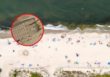 Druciane kosze na plaży. "Omiń jak najszerszym łukiem"