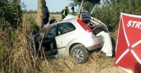 Auto z impetem uderzyło w drzewo. Nie żyje pasażerka
