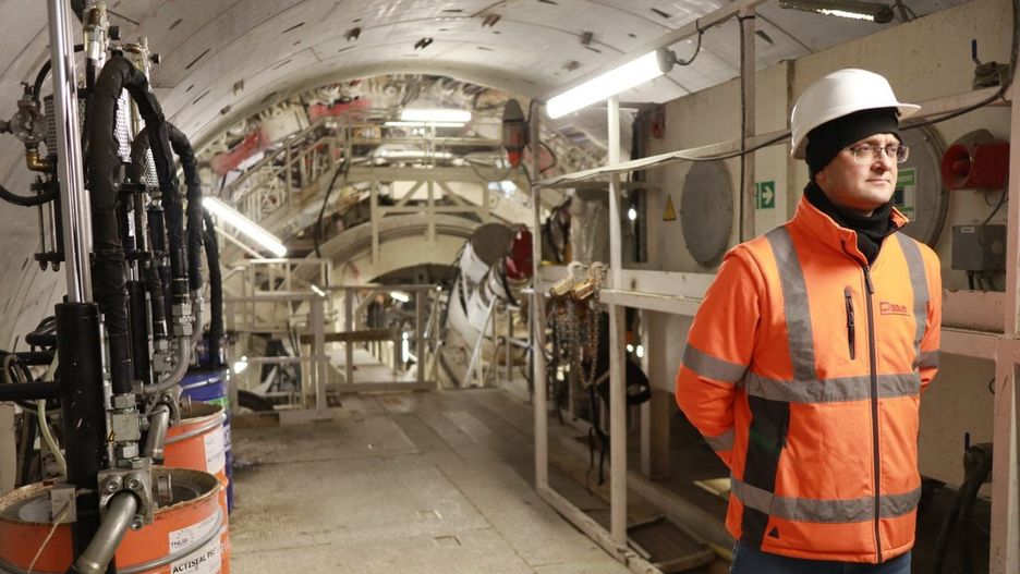 Maszyna drążąca przez cały czas jest utrzymywana w stanie aktywności, pod ziemią jest również zespół operatorów