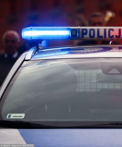 7-latek uruchomił auto, potrącił młodszą siostrę. Dziecko w szpitalu