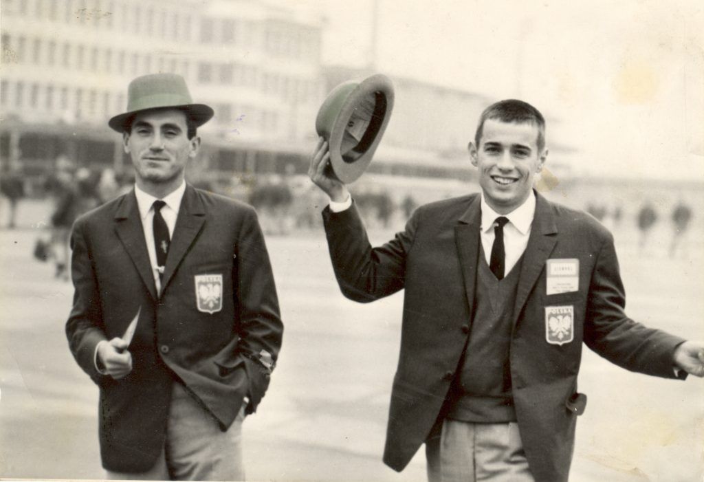 Polscy 400-metrowcy Andrzej Badeński (z lewej) i Wojciech Lipoński (z prawej) w drodze na igrzyska olimpijskie w Tokio w 1964 r. fot. domena publiczna