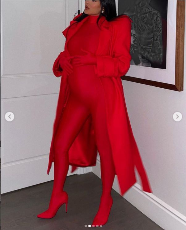 Ciężarna Kylie Jenner w obcisłym kombinezonie od stóp do głów