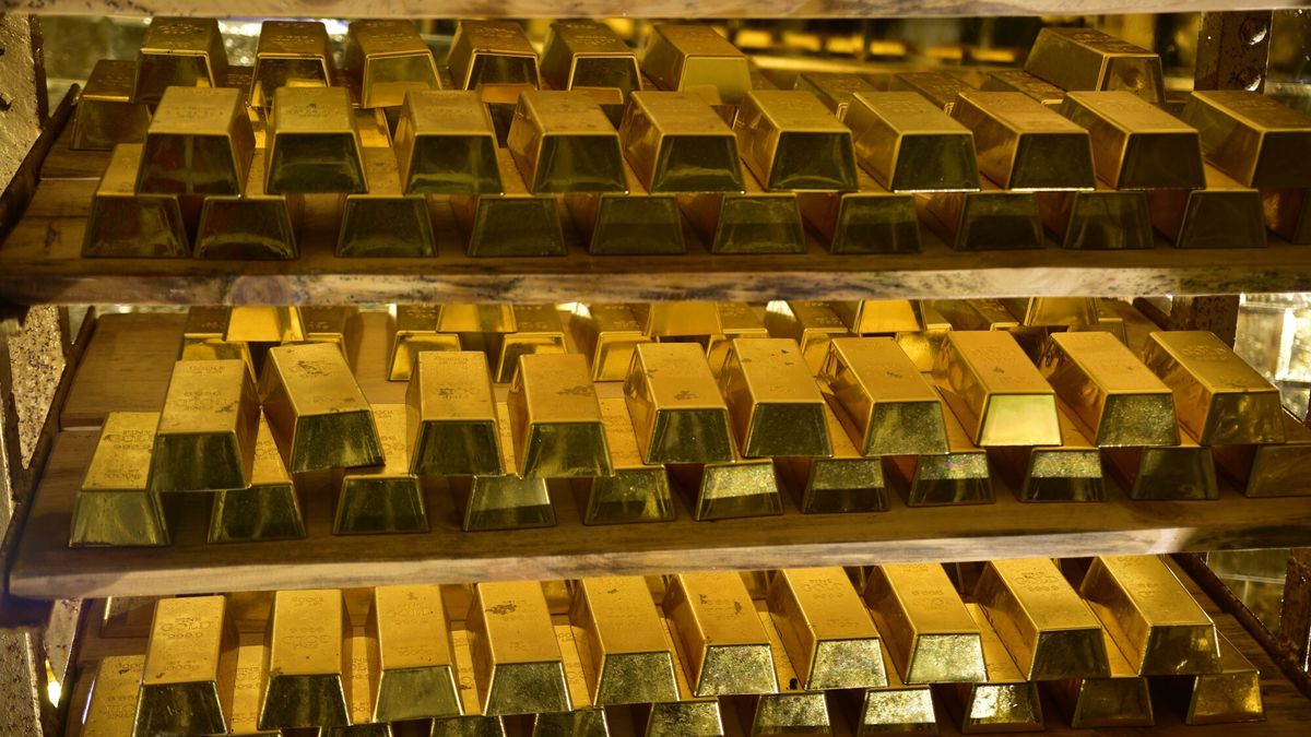 Podziemia turystyczne w Polsce Albin Marciniak
PHOTO: ALBIN MARCINIAK / EAST NEWS Kopalnia Zlota Zloty Stok - Sztolnia Gertruda, kopalnie w Polsce, podziemia w Polsce,  podziemia w Europie do zwiedzania, zwiedzanie podziemi Dolnego Slaska, wlascicielka kopalni Elzbieta Szumska n/z sztabki zlota
Albin Marciniak