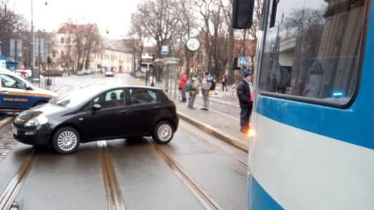 Zaparkował auto na torach