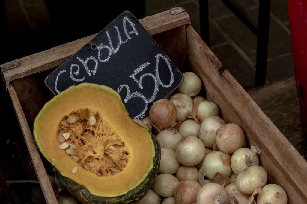 Na zdjęciu stoisko w Argentynie z cebulą za 350 peso