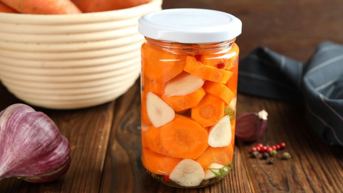 Kiszona marchewka ma ciekawy smak i pozytywny wpływ na zdrowie.