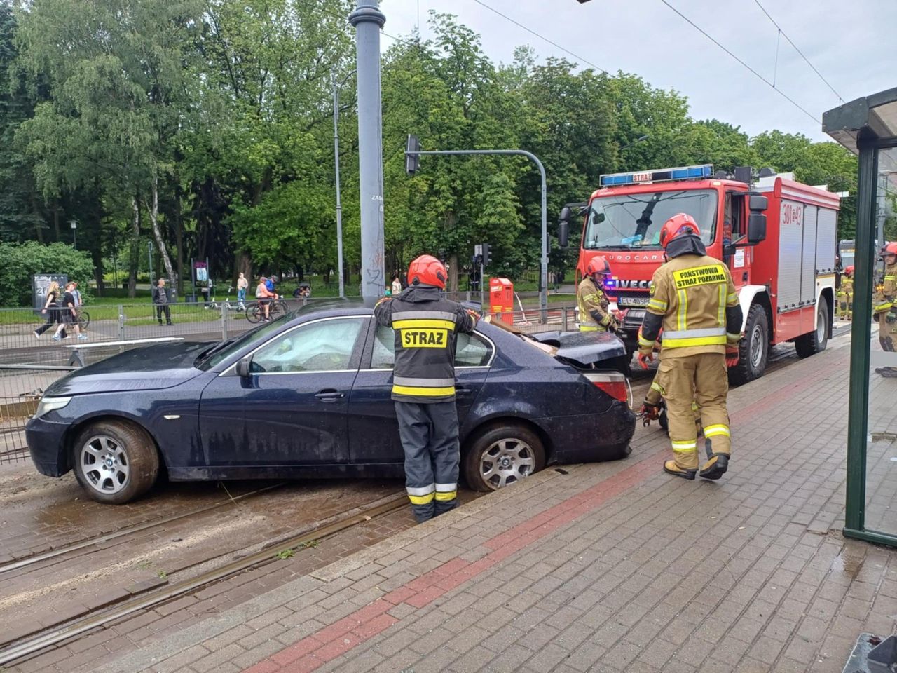 Wypadek w Łodzi. Auto wjechało na peron przystankowy