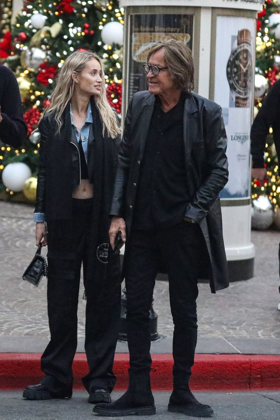 Mohamed Hadid "przyłapany" na buszowaniu po sklepach z o 42 lata młodszą modelką