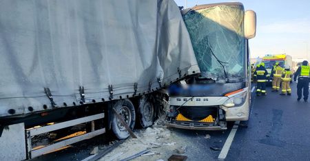 Poważny wypadek autokaru. Kilkanaście osób rannych