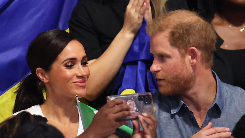 Meghan Markle i książę Harry balowali w barze w Dusseldorfie. Obsługa ujawnia, JAK SIĘ ZACHOWYWALI. Ich uwagę zwrócił napiwek (FOTO)