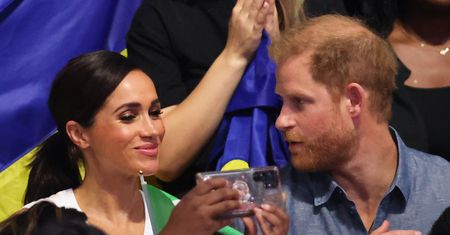 Meghan Markle i książę Harry balowali w barze w Dusseldorfie. Obsługa ujawnia, JAK SIĘ ZACHOWYWALI. Ich uwagę zwrócił napiwek (FOTO)