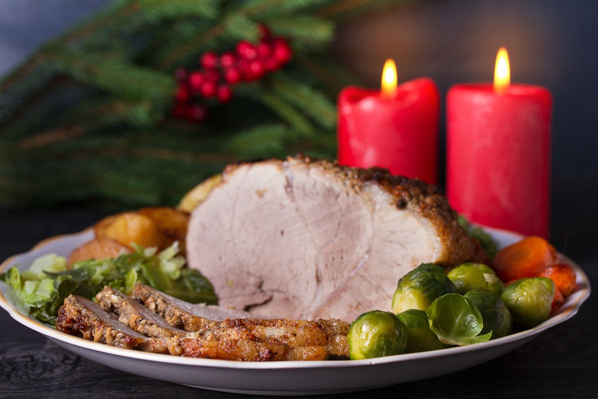 W Boże Narodzenie na stole pojawia się wiele mięsnych dań