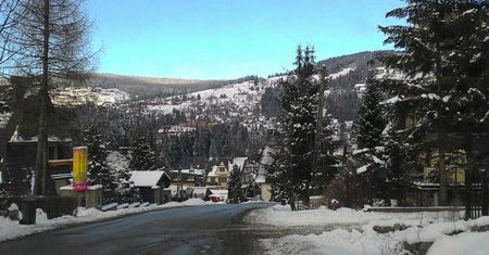 Trudne warunki w Tatrach: Świeży śnieg maskuje lód, wieje silny wiatr