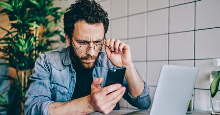 Cyberoszuści łowią naiwnych w sieci. „Nakłaniają ofiarę, by okradła się sama”