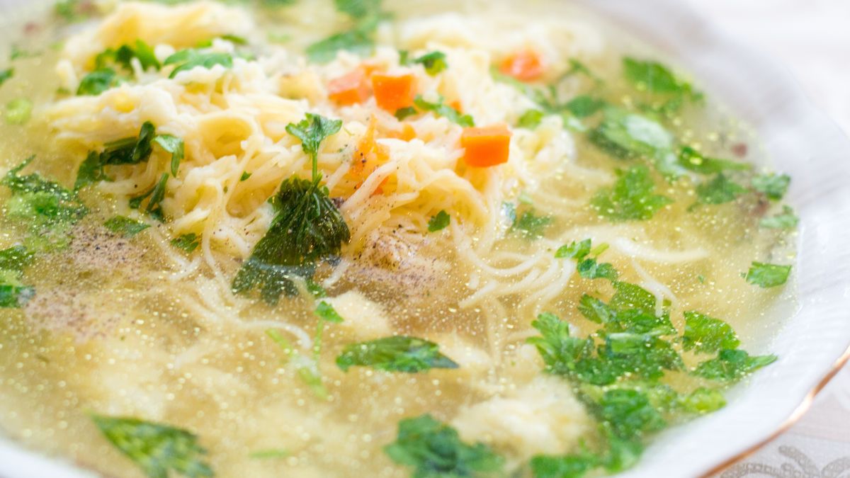 Rosół z makaronem i kolendrą zamiast pietruszki